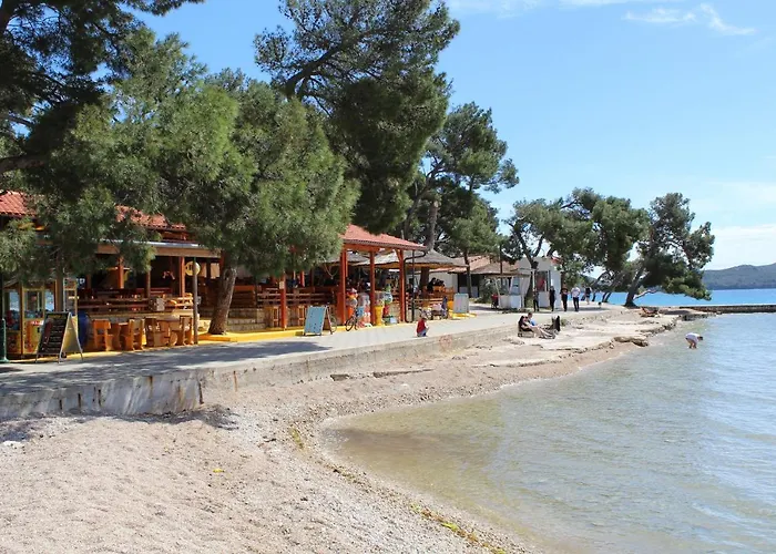 مكان تخييم Two Sisters Mobile *